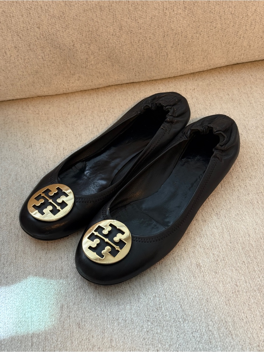 Tory Burch Women’s Sz 10 Reva Ballet Flats Black Leather Gold Tone Medallion